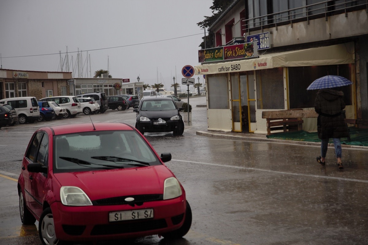 Featured image for “TISNO Stižu kazne za nepropisno parkirane ili zaustavljene aute”