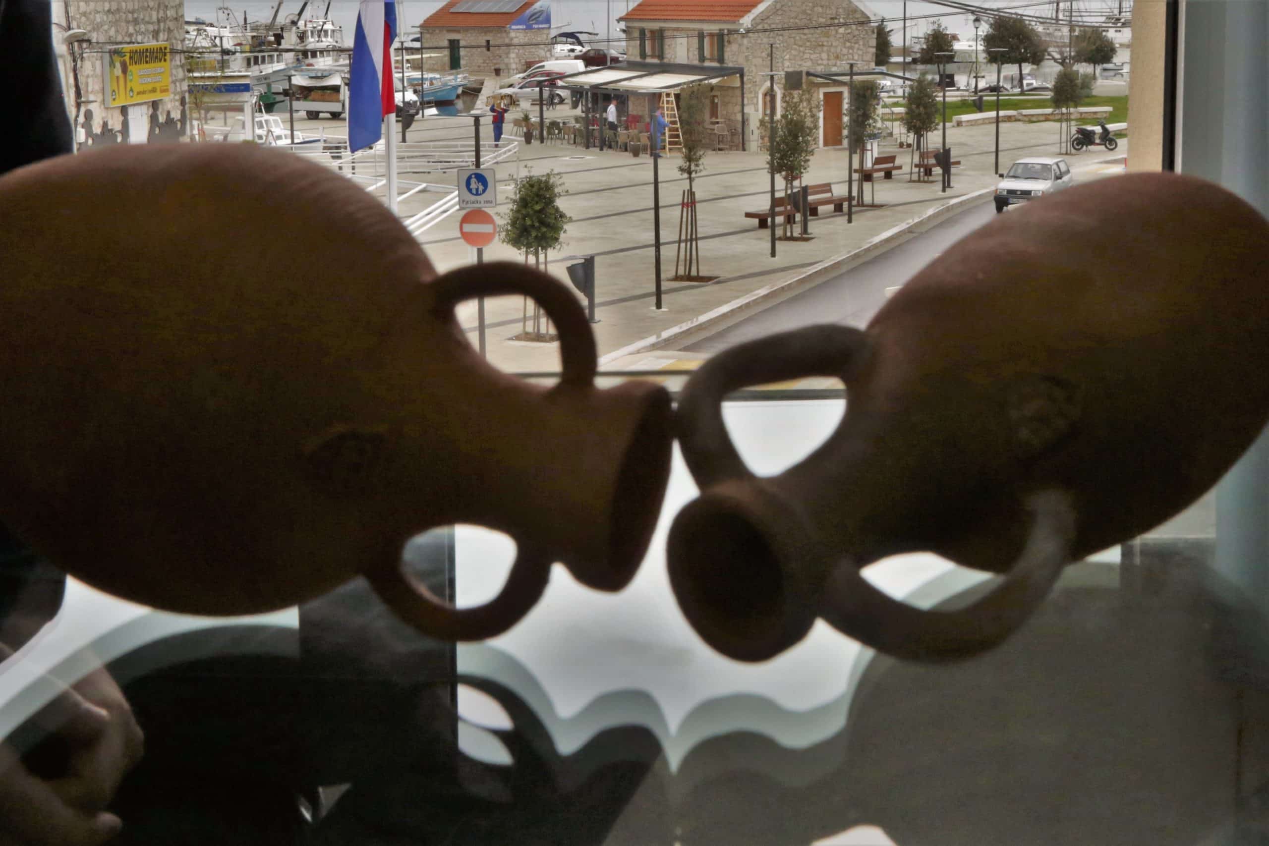 Featured image for “SUVENIR I GASTRO LUTRIJA Uz najavu uređenja Amforine kuće, Murterini u more bacaju 150 amfora”