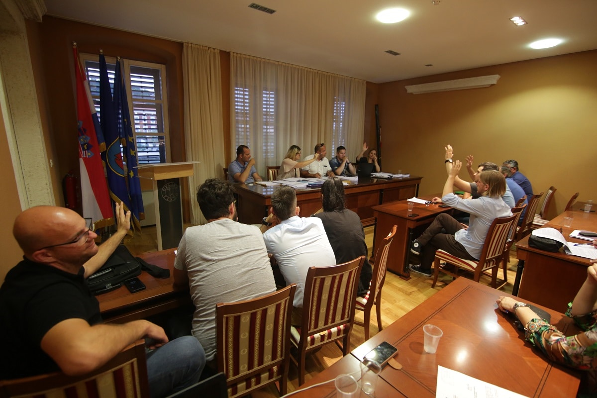 Featured image for “GOODBYE Pljuska britanskom producentu i promotorima – Općinsko vijeće Tisnog odobrilo rad Vortexu”