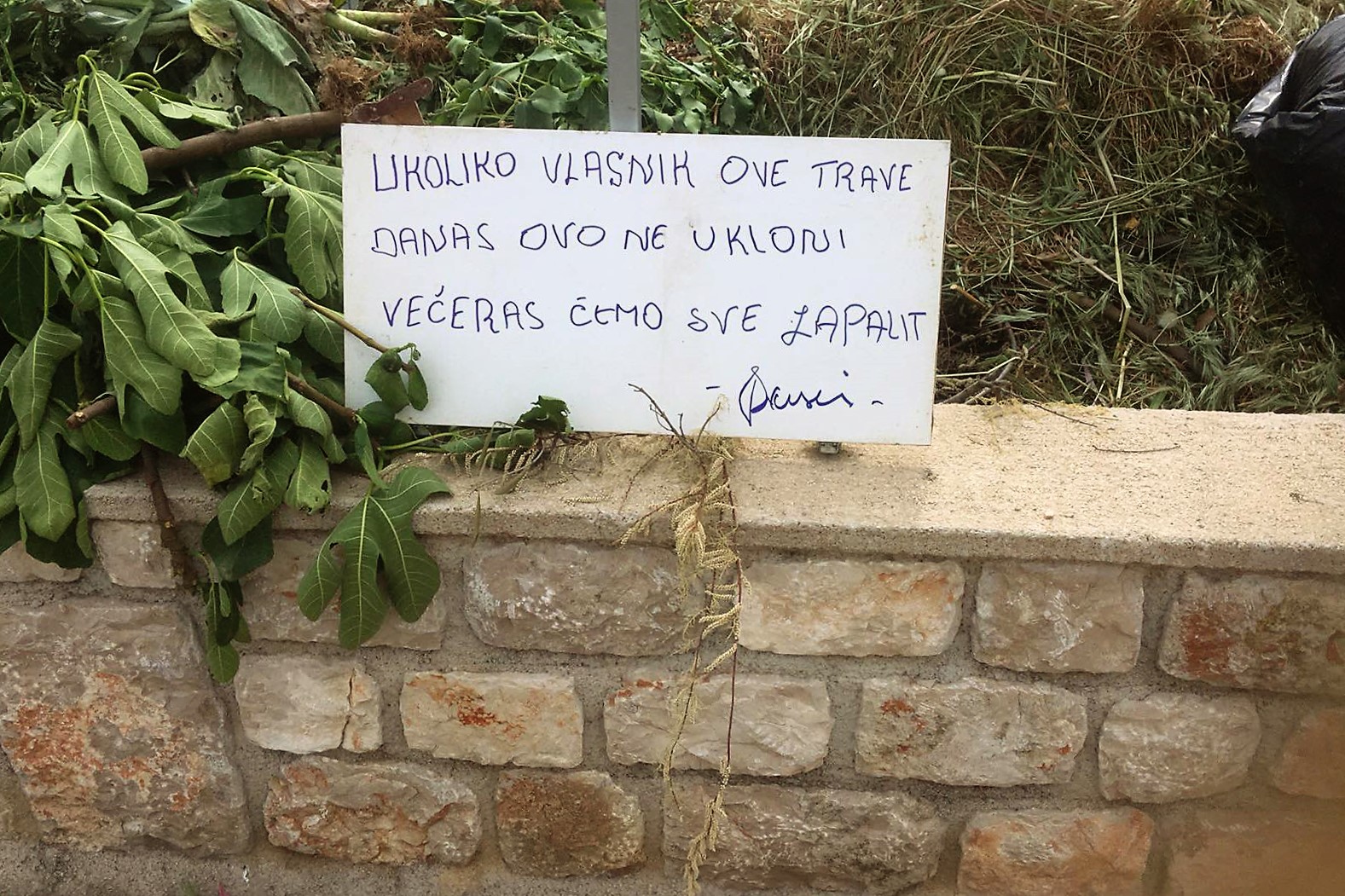 Featured image for “SITNI LJUDI I KRUPNI OTPAD Prijetnjama na ružne navike zatrpavanja ulica hrpama smeća”