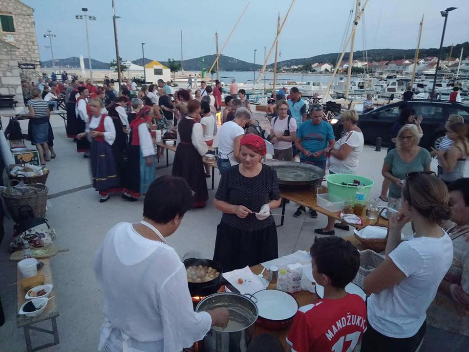 Featured image for “TJEDAN FOLKLORA Dječja večer odgođena, prihod od slatkarija darovan Luci Šeneta”