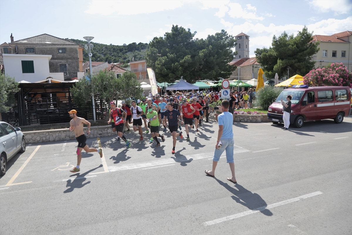 Featured image for “Trkačima kiša ne smeta – Danijel Krstulović Opara ponovno osvojio Tisno Trail”
