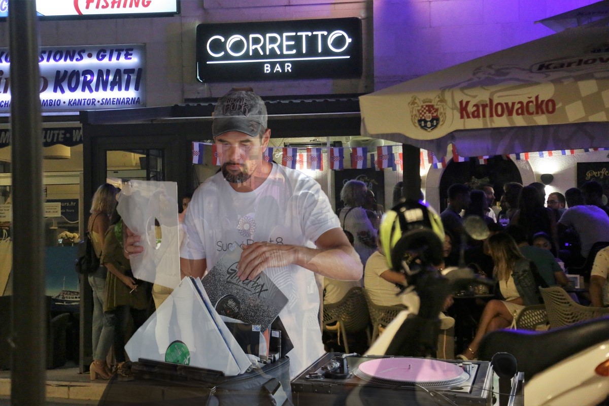 Featured image for “CORRETTO DJ Mate Kokić pomiče granice na murterskoj Rudini”