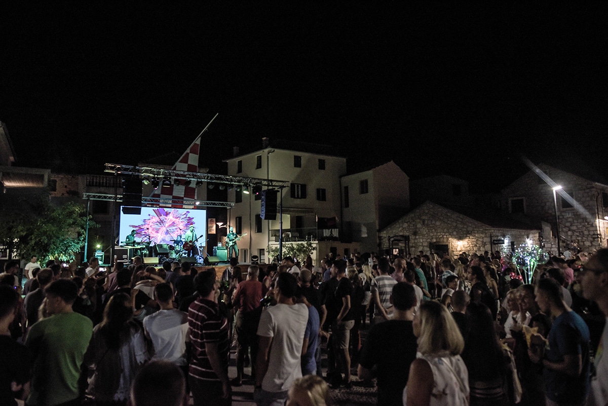 Featured image for “BETINA Neno Belan na Trgu na moru – ljetna romantična fantazija”