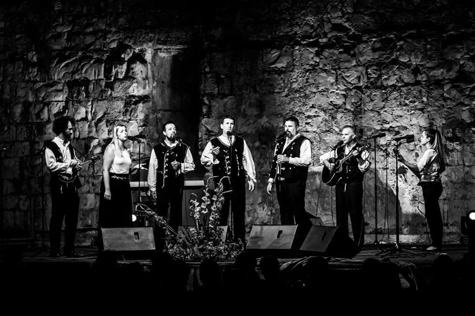 Featured image for “NAJAVA Koncerti kod sv. Roka u Tisnom i Murteru, Casper u Pirovcu, Maestro u Betini, Vuk i ovce u Jezerima…”
