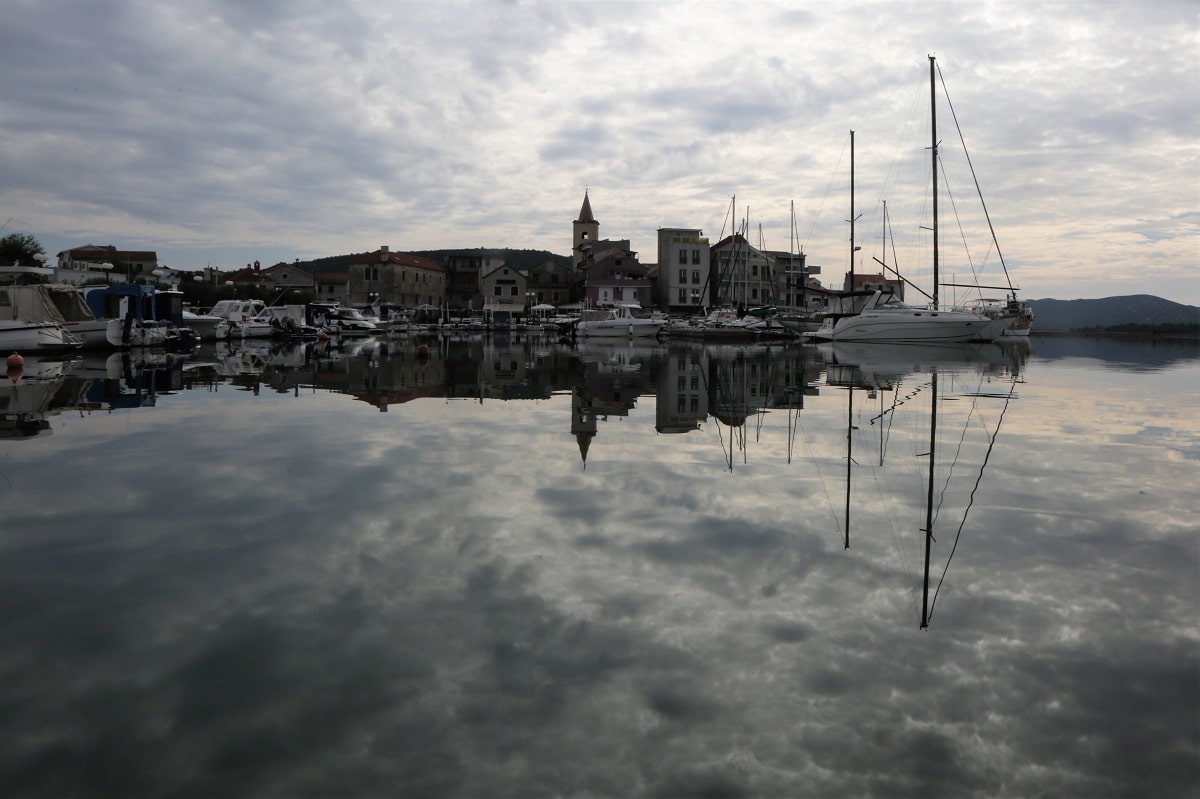 Featured image for “Svako misto svoju feštu ima – U Pirovcu Magazin i Show Legende”