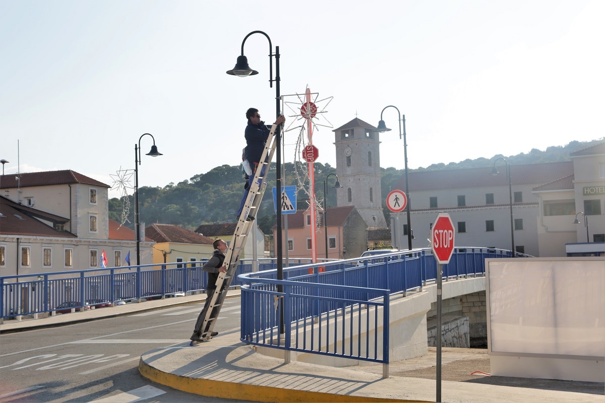 Featured image for “TISNO Započelo blagdansko ukrašavanje”