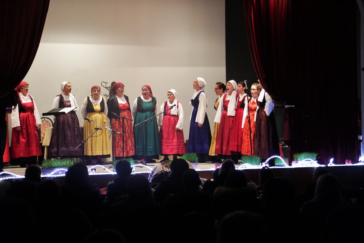 Featured image for “KUU BEZDAN Pirovačka folklorna skupina izvela predstavu”