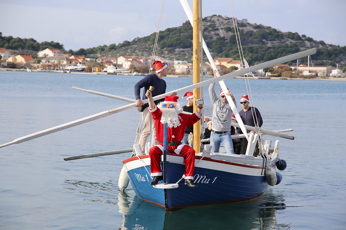 Featured image for “MURTER Stigli darovi, kočijom i gajetom”