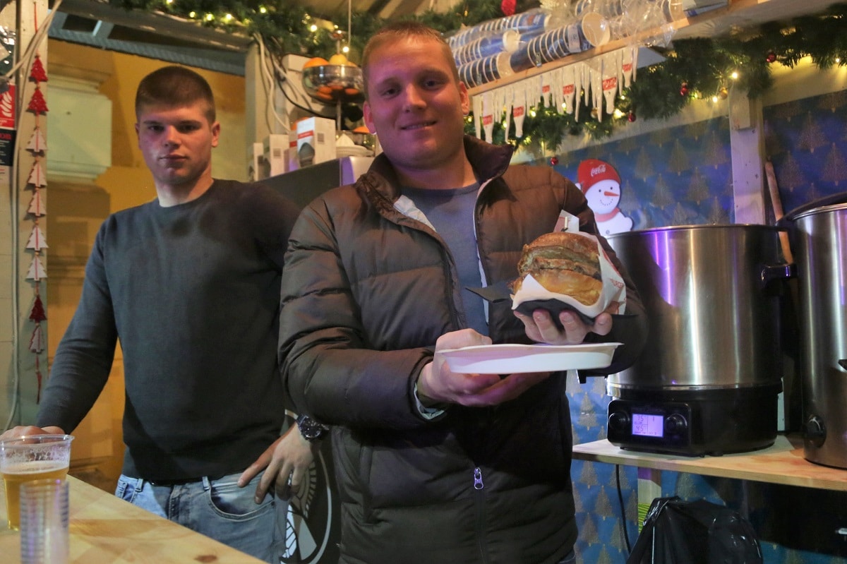 Featured image for “VRATA KORNATA “Pašticada to go” i “janjetina burger” osvajaju Advent u Zagrebu”