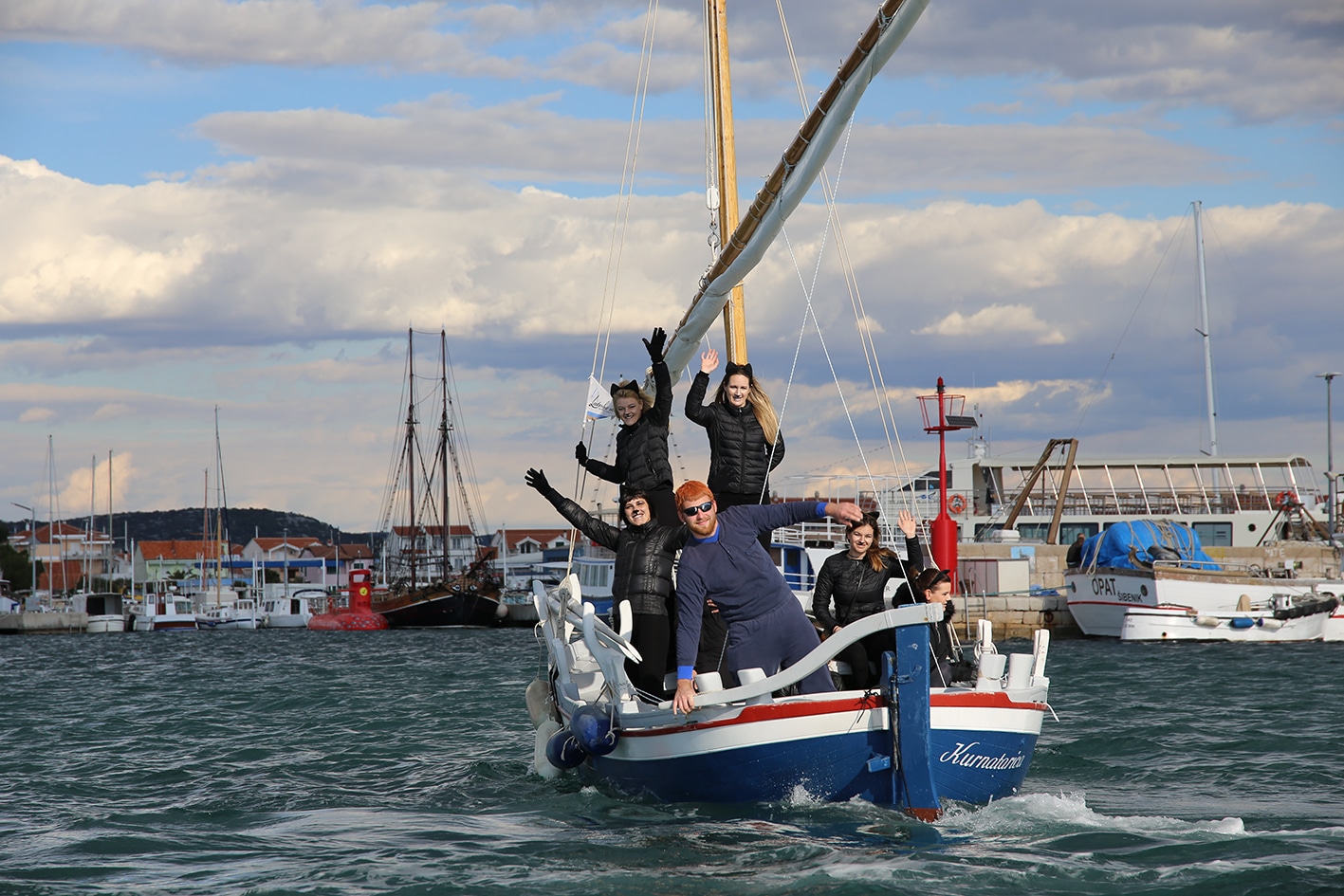 Featured image for “FOTO Maškarana regata odala počast slavnim brodolomcima”