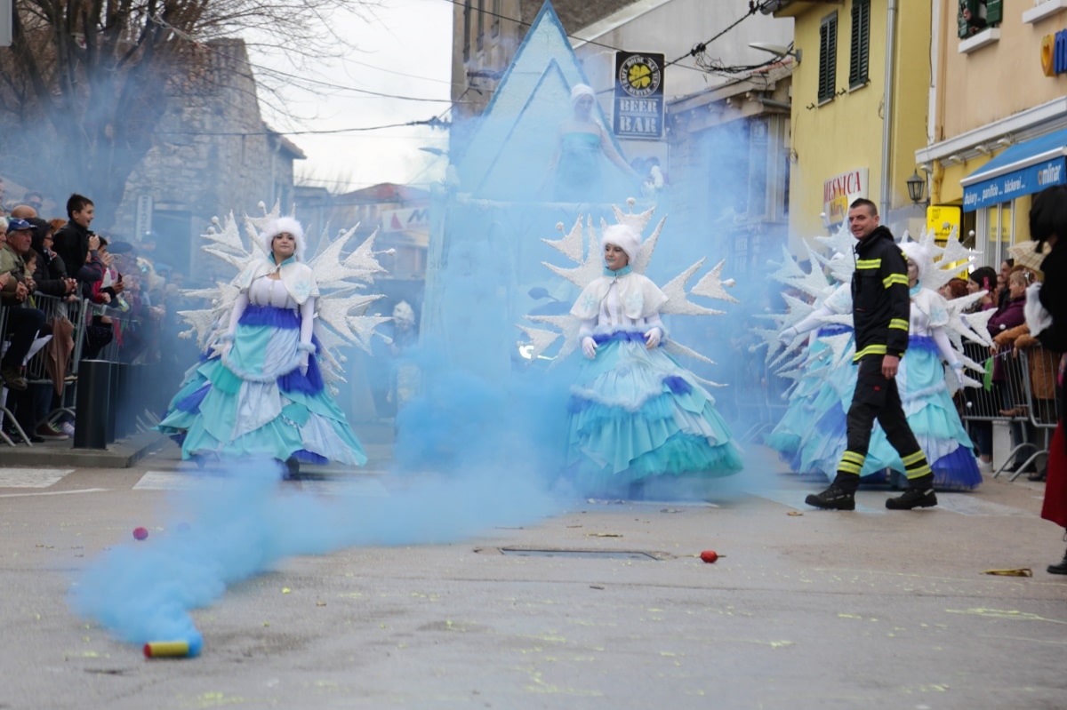 Featured image for “FOTO/VIDEO Snježno kraljevstvo zavladalo kišovitim Murterom”