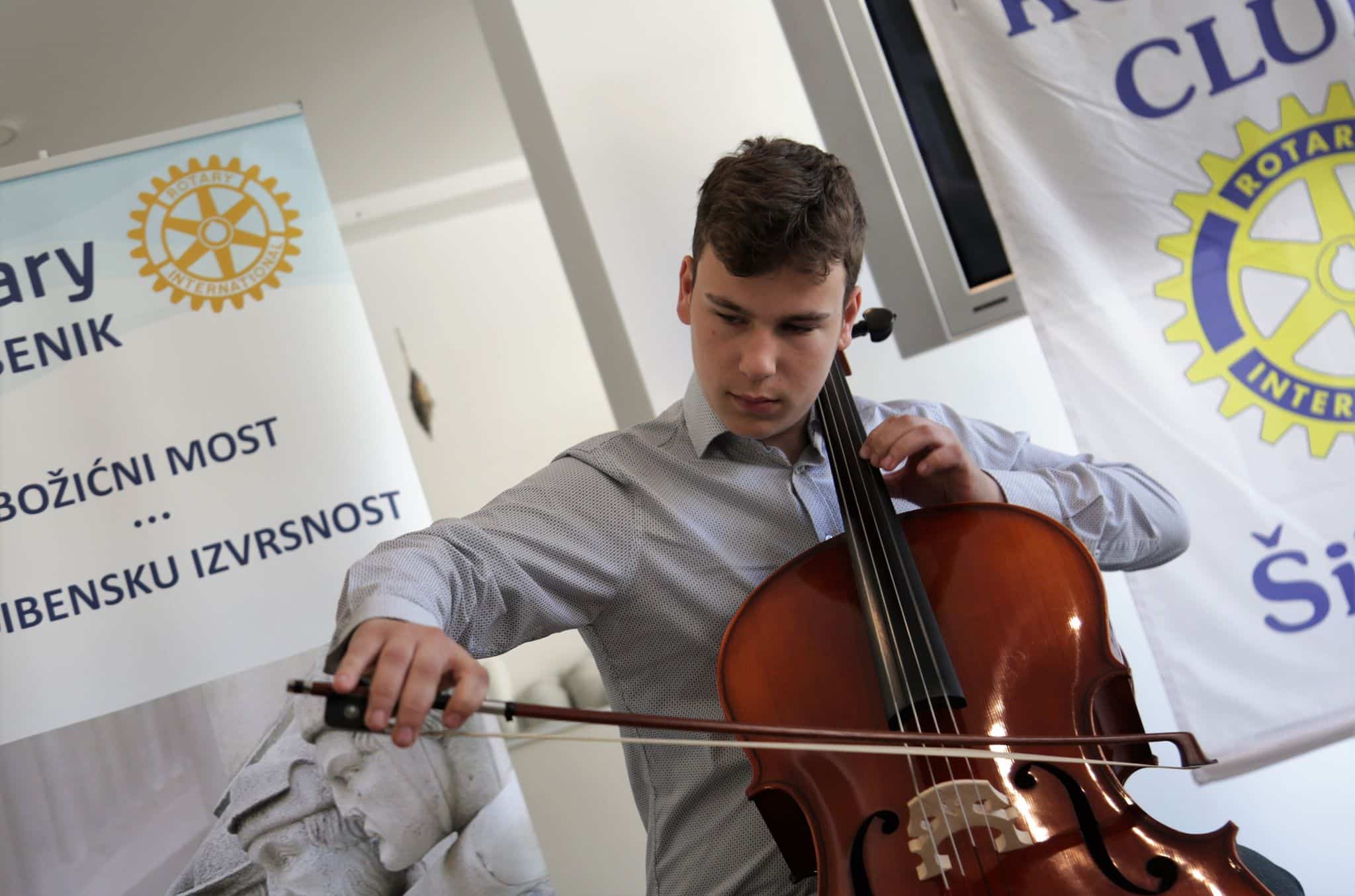 Featured image for “IZVRSNOST “Violončelo za Viktora” – mladi glazbenik iz Tisnog nagrađen novim instrumentom”