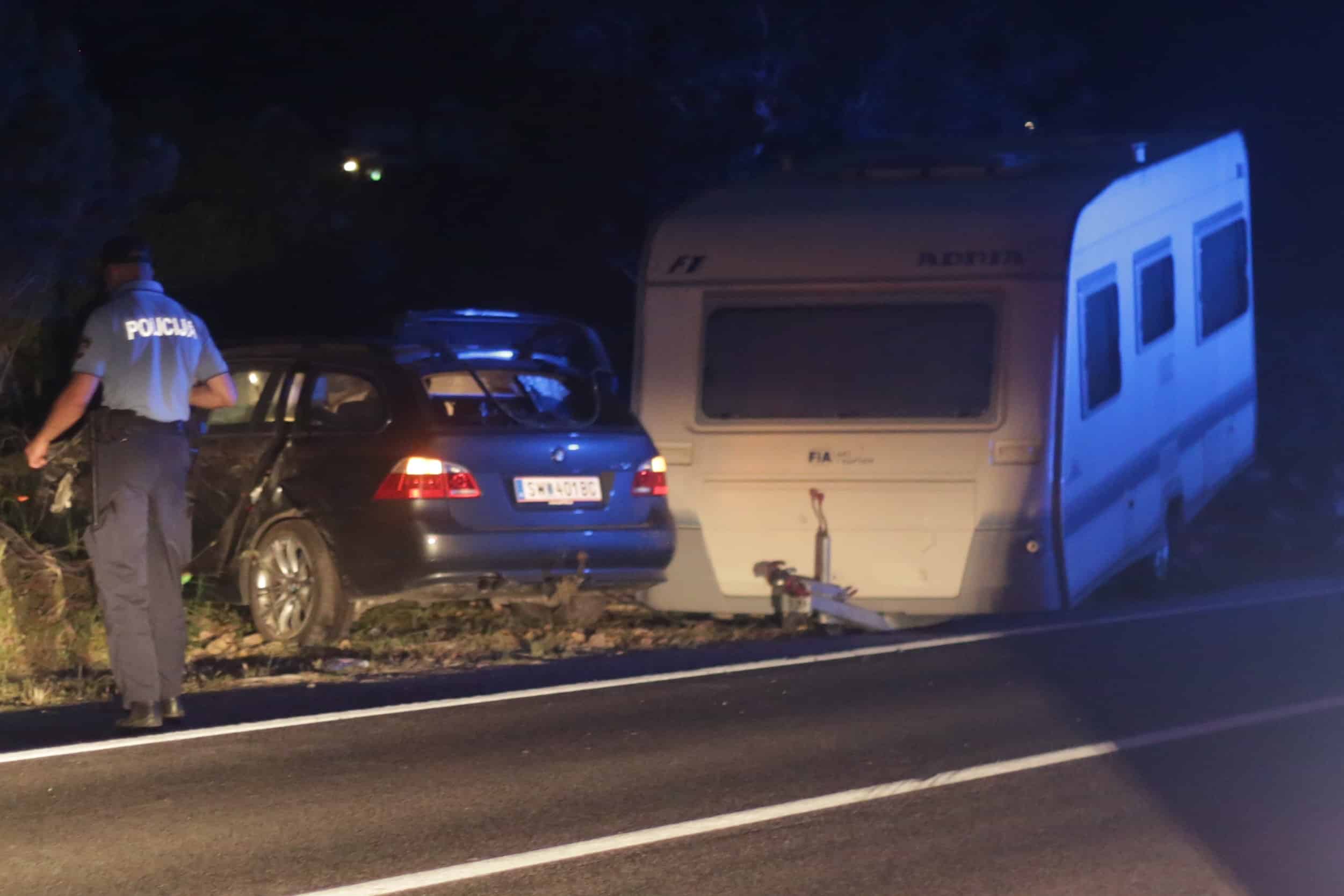 Featured image for “NESREĆA KOD IVINJA Stranci s kamp-kućicom završili u polju”