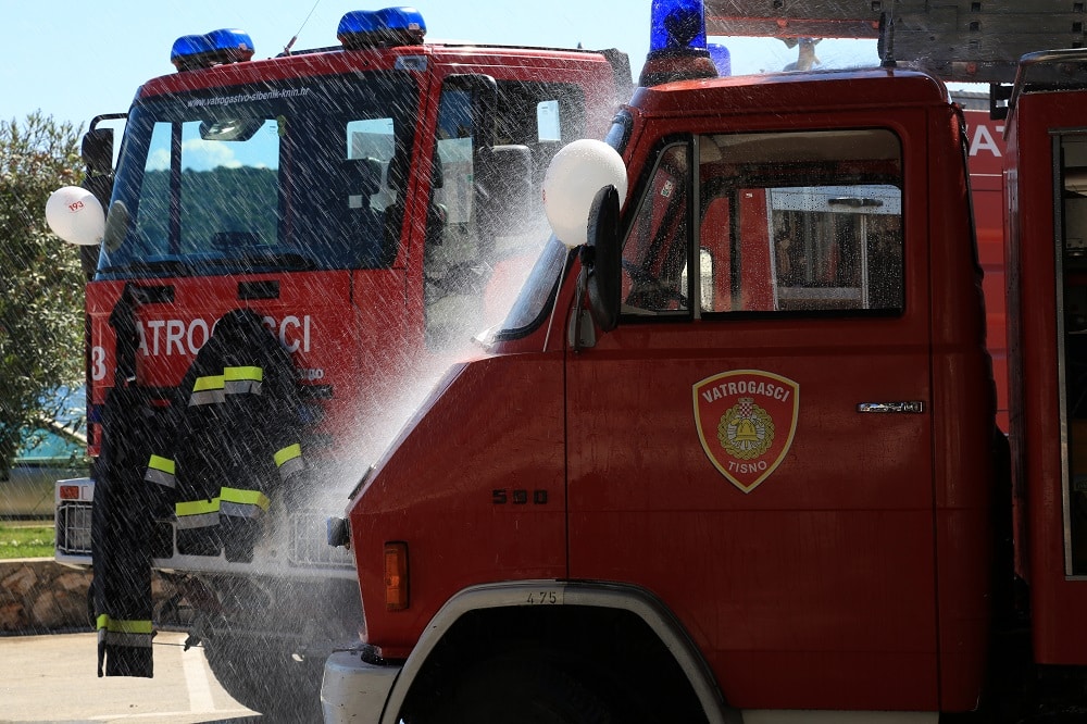 Featured image for “MURTER Izgorio drveni brod, dva oštećena”
