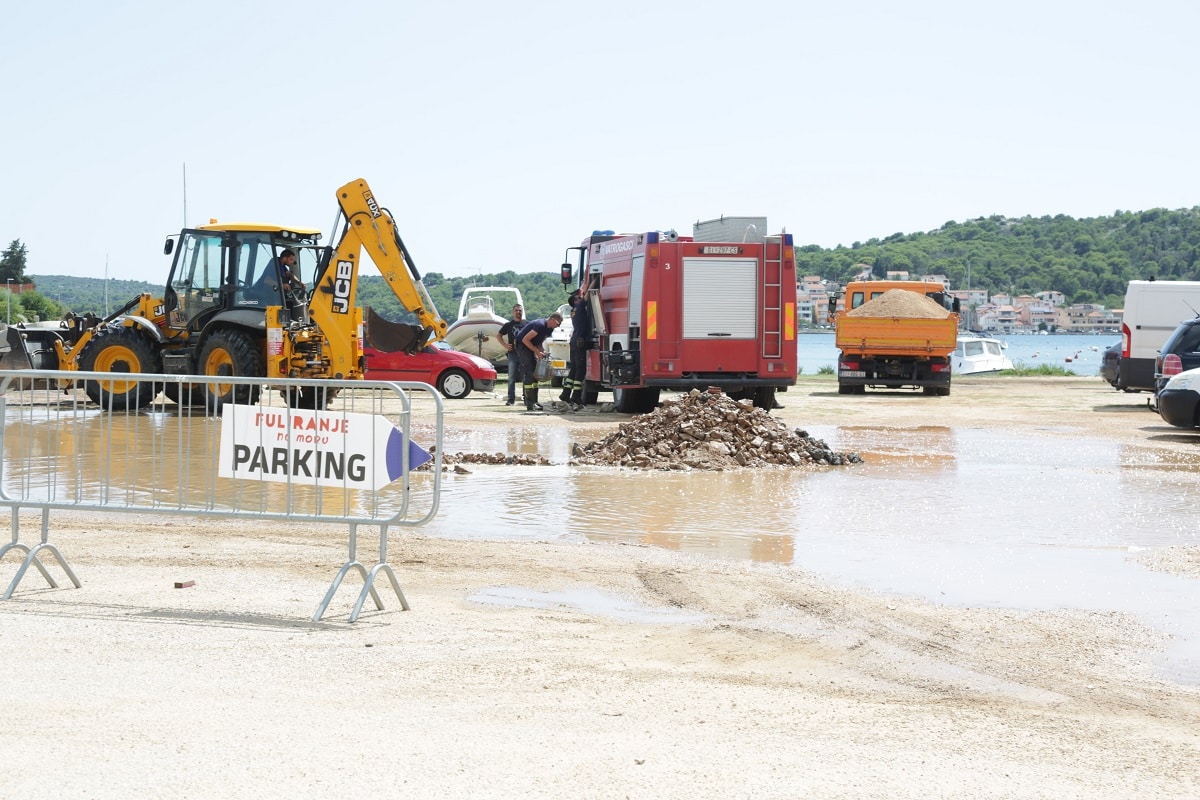 Featured image for “FULIRANJE Kiša otjerala Massima, Kuzmu i Shaka Zulua, organizator poklanja narukvice”