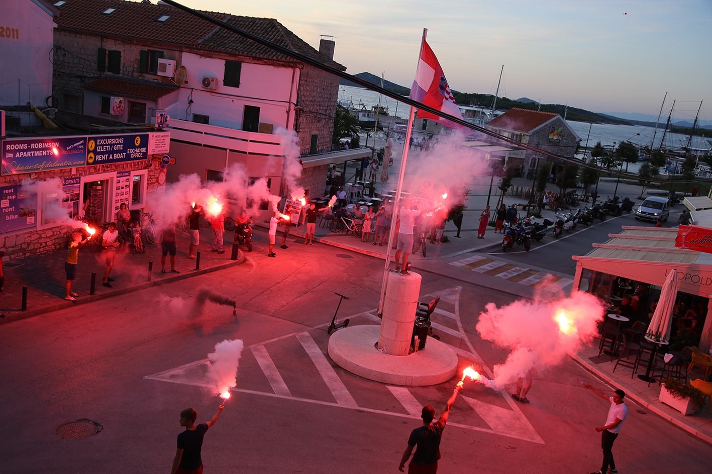 Featured image for “FOTO/VIDEO U Murteru priredili vatreni doček srebrnog Jakova Mudronje”