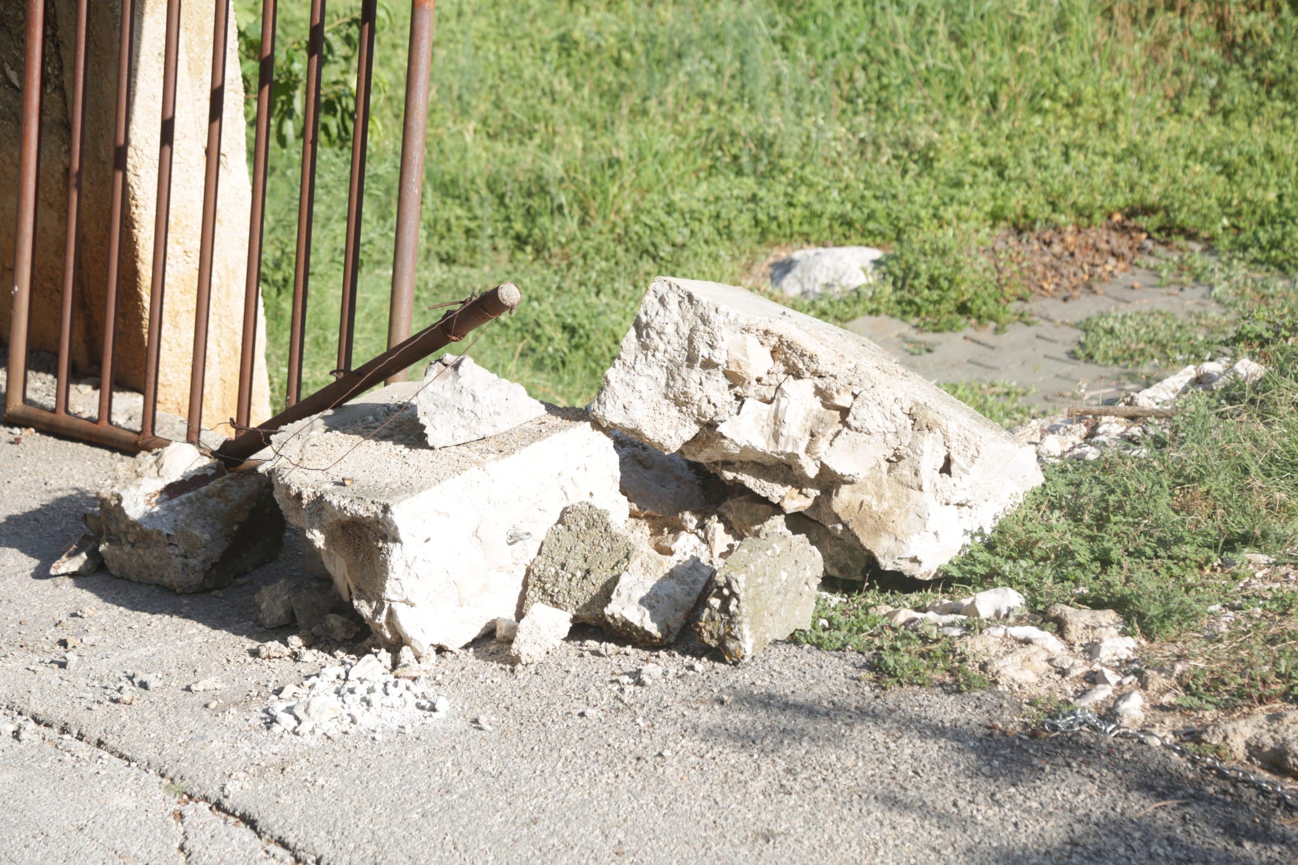 Featured image for “TISNO Ostaci srušenog betonskog stupa sužavaju Karavajsku ulicu”
