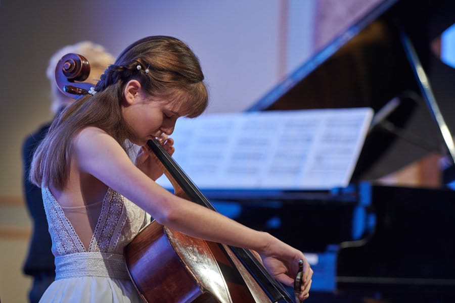 Featured image for “Zaklada Adris nagradila izvrsnost – majstorsko violončelo za Ninu Luciju”
