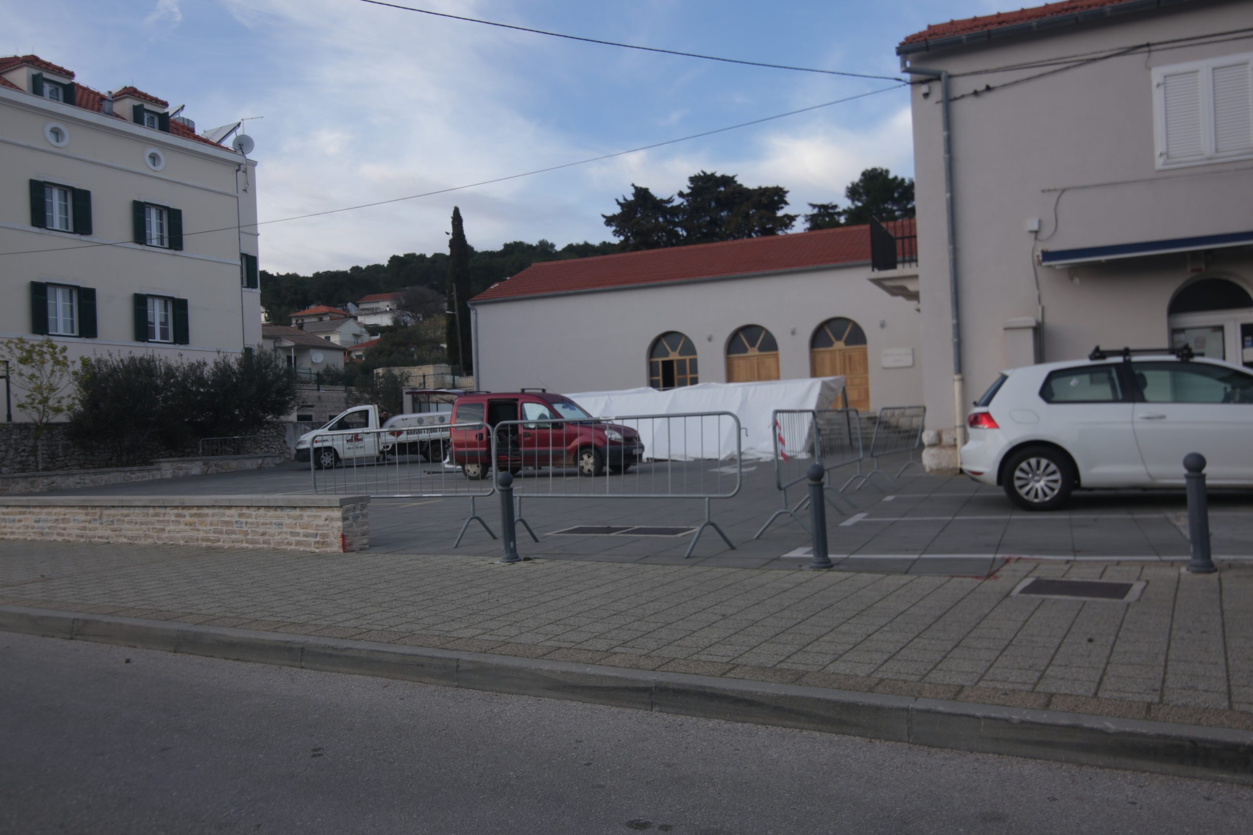Featured image for “OTOK SMEĆA!? Dojava redarima – “Trojica šljakera iz bijelog kamiona bacaju veš mašinu u grmlje””