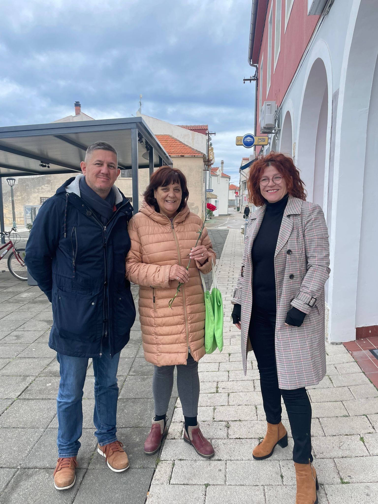 Featured image for “Ivan Gulam iznenadio Pirovčanke cvijećem i čestitkom za Dan Žena”