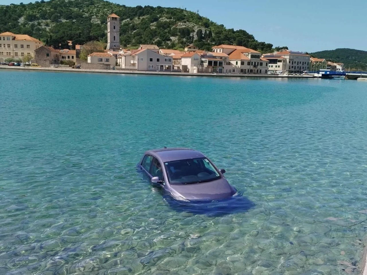Featured image for “Auto bez vozača završio u moru”