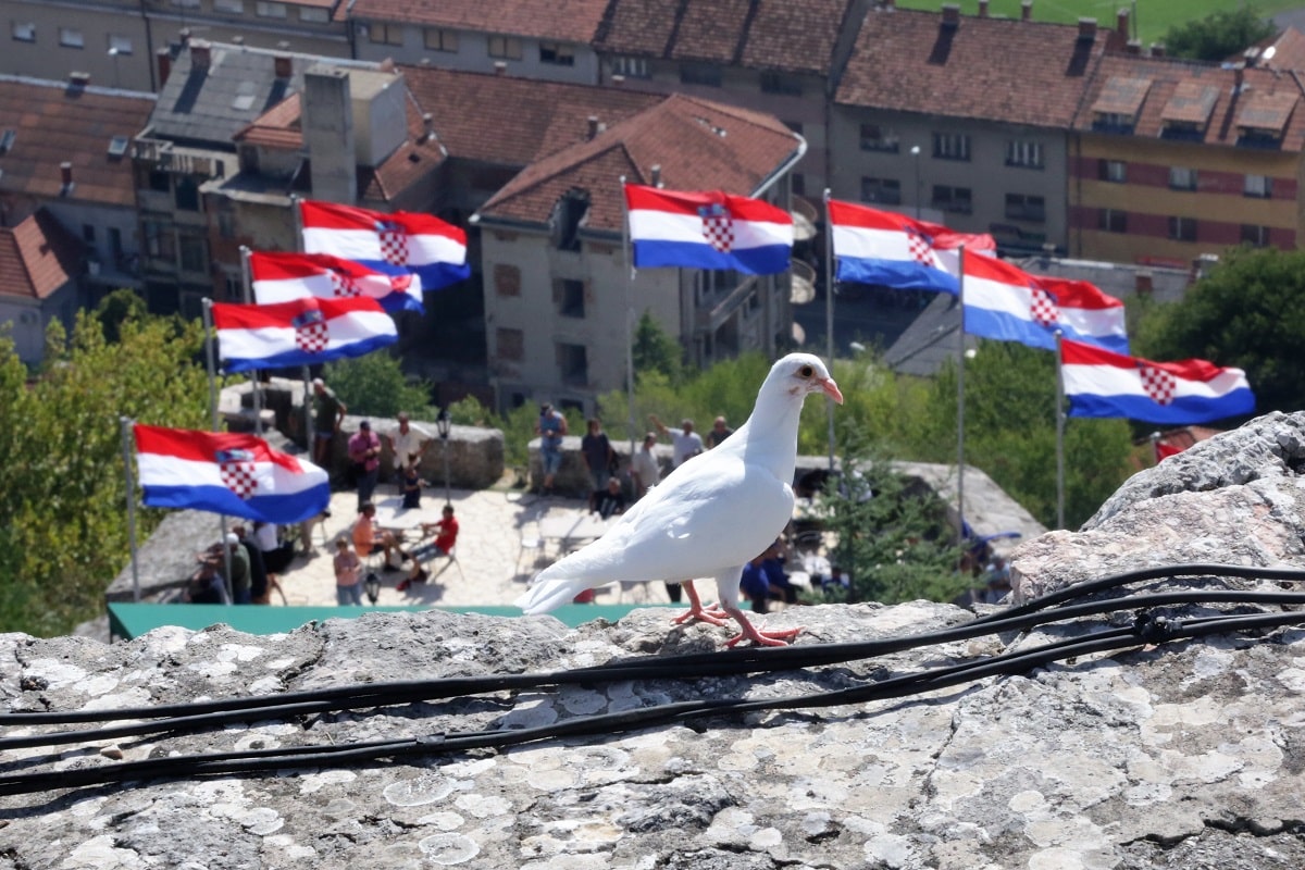 Featured image for “Ususret 30, obljetnici Oluje – branitelji podižu spomenik u svakom od mjesta Općine Tisno”