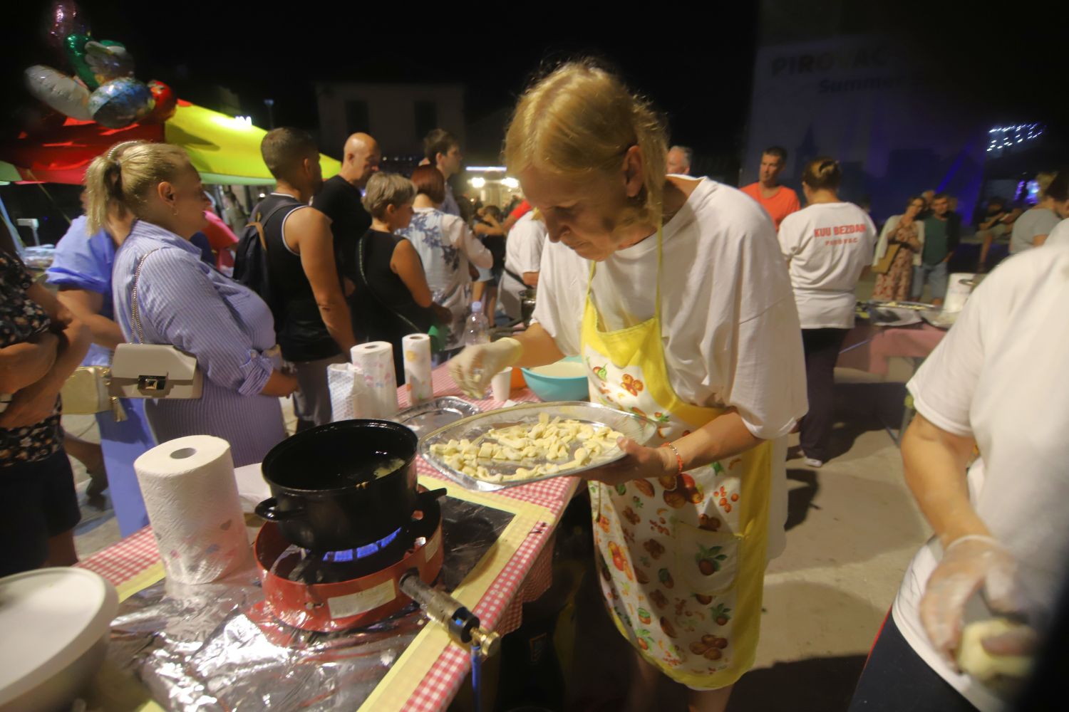 Featured image for “PIROVAC U režiji KUU “Bezdan” umjetnost spremanja fritula uzdiže se do pozornice”