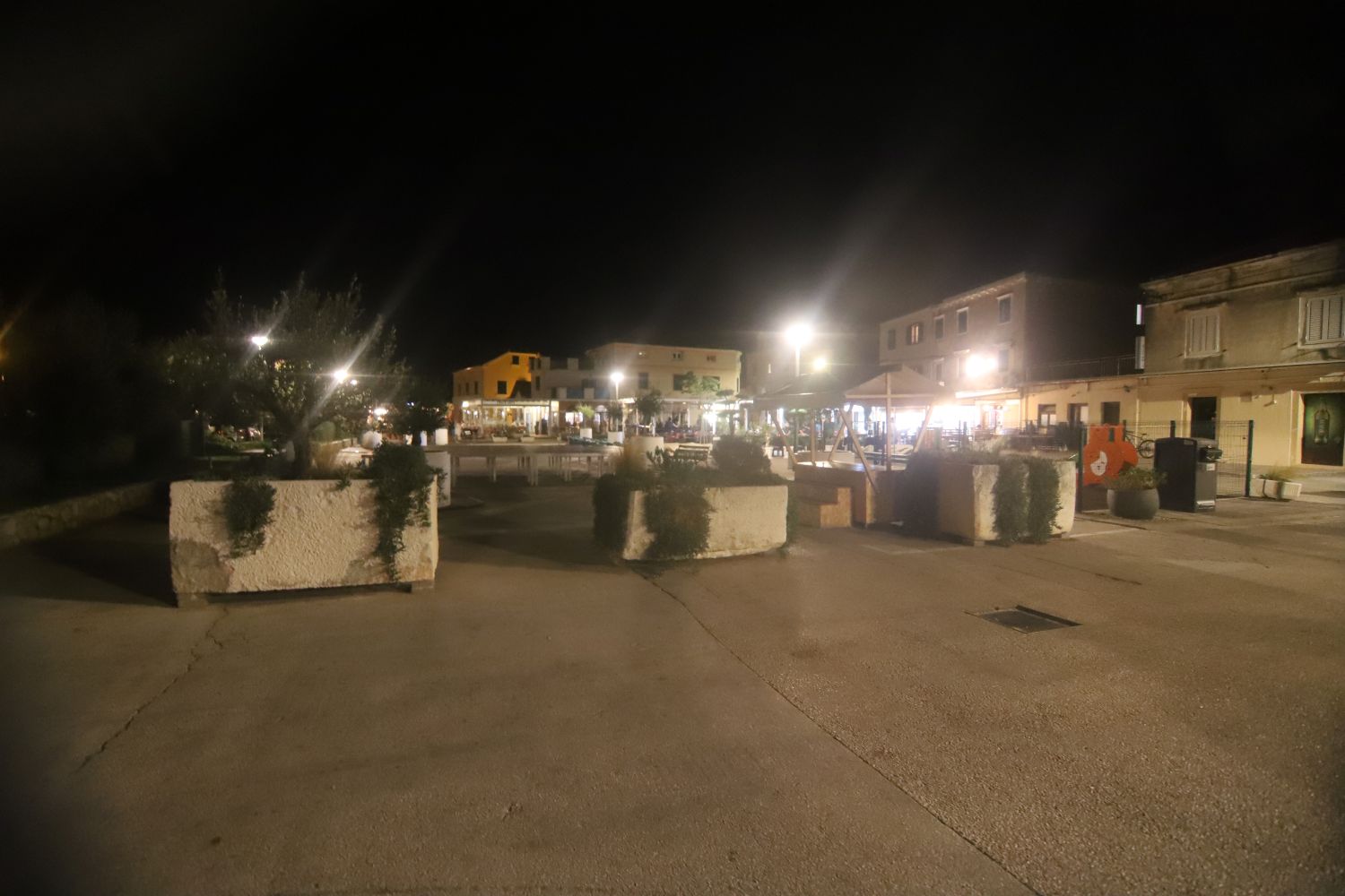 Featured image for “FOTO  Jugo i kišica ispraznili tišnjanske ulice i štekate, a 5000 Britanaca i dalje neumorno partija u The Gardenu”